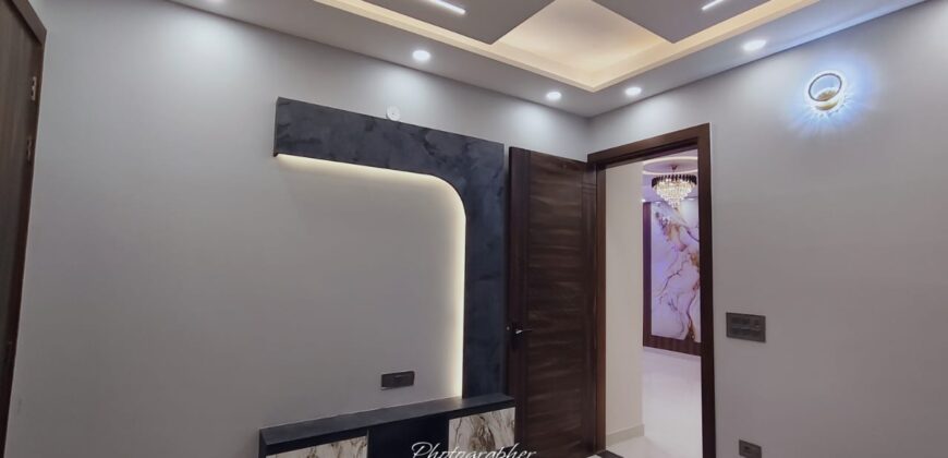 Spacious 3 BHK Flat in Mohan Garden D Block | Prime Location & Modern Amenities