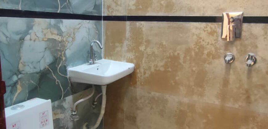 Modern 3 BHK Flat in Uttam Nagar with Lift