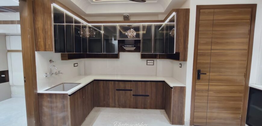 3 BHK Flat with Parking in Uttam Nagar Near Metro