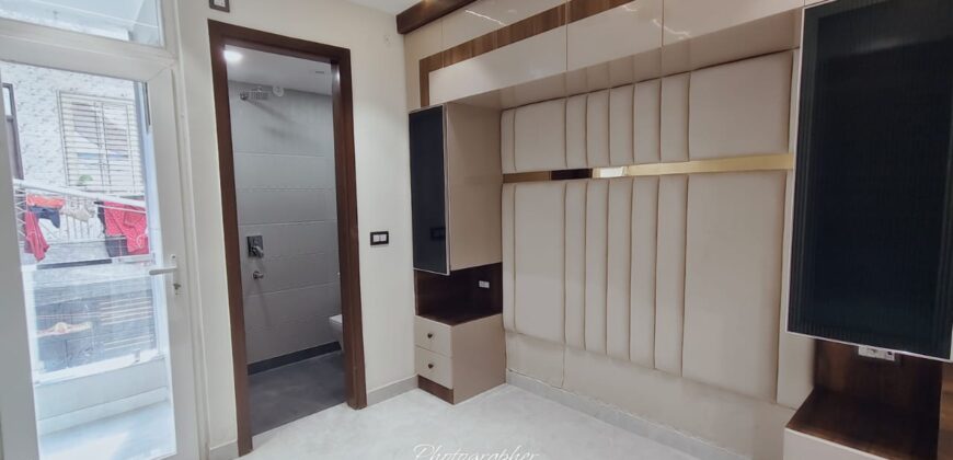 3 BHK Flat with Parking in Uttam Nagar Near Metro