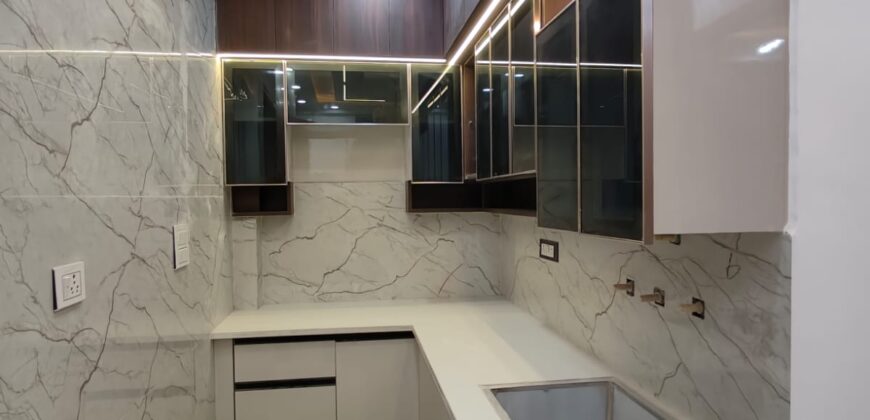 Corner 3 BHK Flat in Dwarka Mor | Spacious & Ventilated