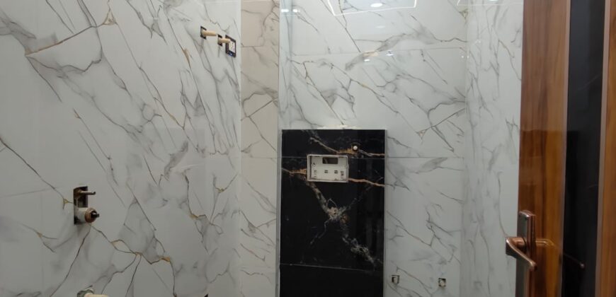 Corner 3 BHK Flat in Dwarka Mor | Spacious & Ventilated