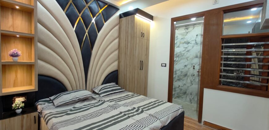 Corner 3 BHK Flat in Dwarka Mor | Spacious & Ventilated