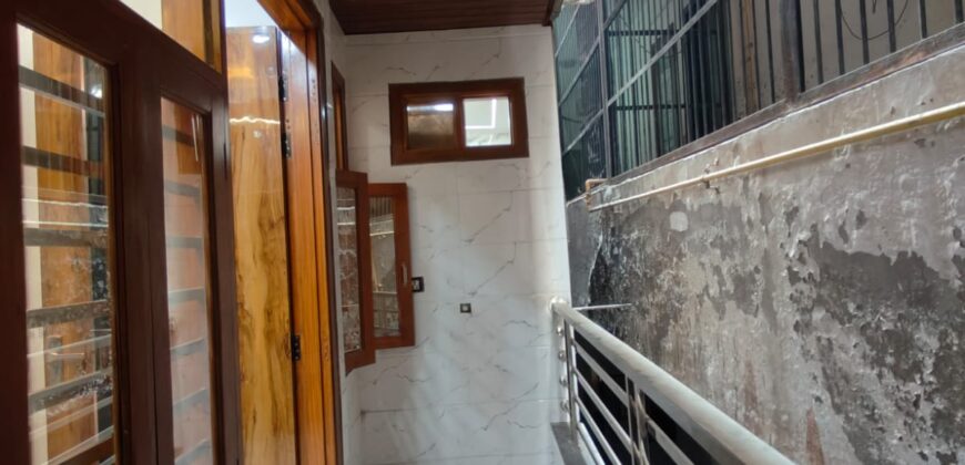 Corner 3 BHK Flat in Dwarka Mor | Spacious & Ventilated