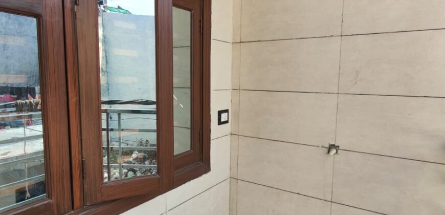 Affordable 3 BHK Flat in Uttam Nagar with 90% Loan