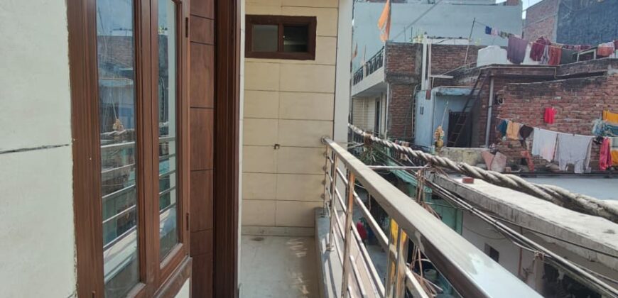 Affordable 3 BHK Flat in Uttam Nagar with 90% Loan