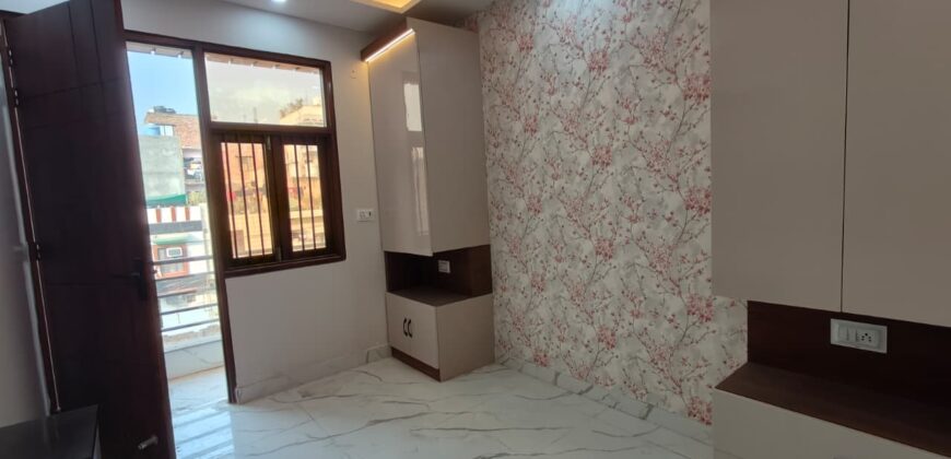 1 BHK Flat in P Block, Mohan Garden – Convenient Location with Modern Amenities