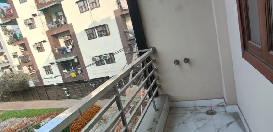 1 BHK Flat in P Block, Mohan Garden – Convenient Location with Modern Amenities
