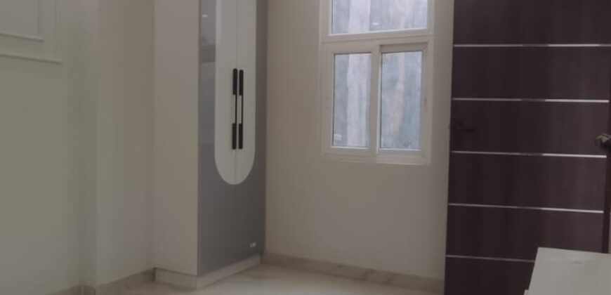 3 BHK Flat in Dwarka Mor with Lift & Car Parking
