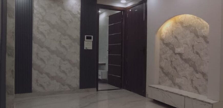 3 BHK Flat in Dwarka Mor with Lift & Car Parking