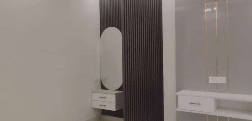 3 BHK Flat in Dwarka Mor with Lift & Car Parking