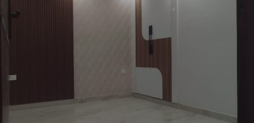 3 BHK Flat in Dwarka Mor with Lift & Car Parking