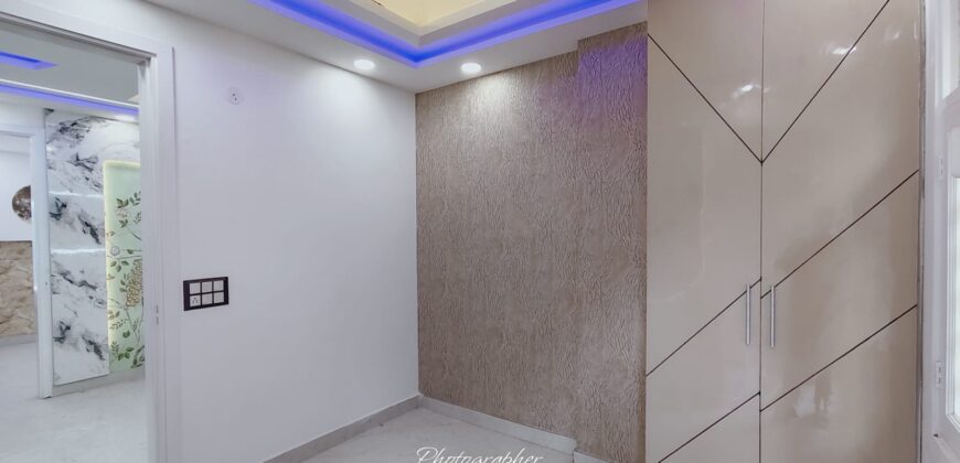 Front Side 3 BHK Flat in Uttam Nagar with Lift & Car Parking