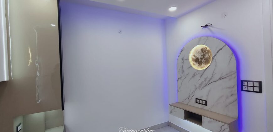 Front Side 3 BHK Flat in Uttam Nagar with Lift & Car Parking