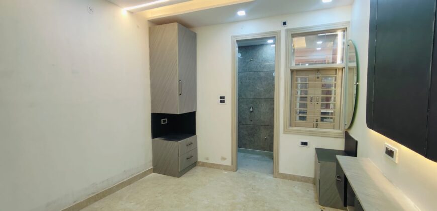 Spacious L-Type 3 BHK Flat in Om Vihar Phase 1, Uttam Nagar, Delhi