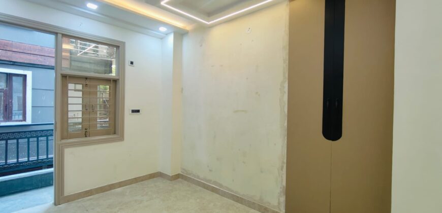 Spacious L-Type 3 BHK Flat in Om Vihar Phase 1, Uttam Nagar, Delhi