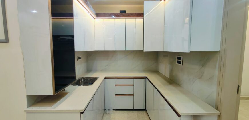 Spacious L-Type 3 BHK Flat in Om Vihar Phase 1, Uttam Nagar, Delhi