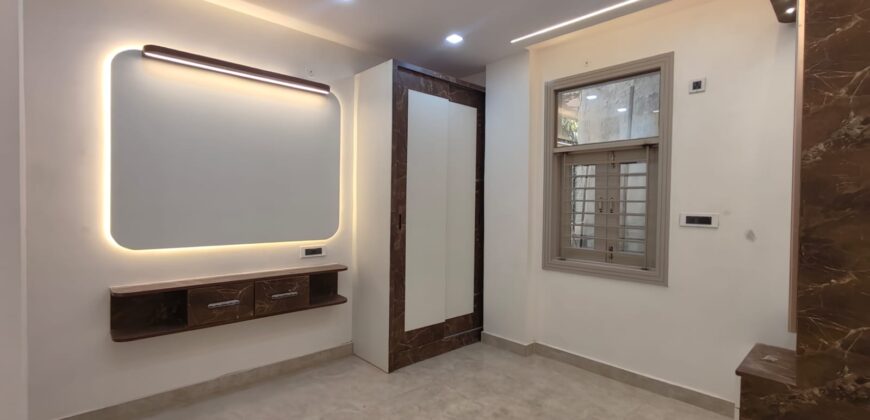 Spacious L-Type 3 BHK Flat in Om Vihar Phase 1, Uttam Nagar, Delhi