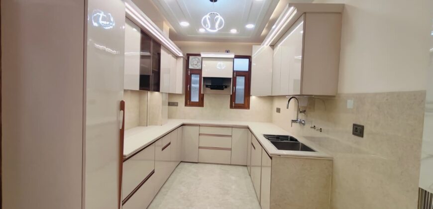 L-Type 4 BHK Flat for Sale in Kiran Garden, Uttam Nagar, Delhi