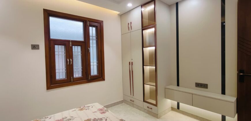 L-Type 4 BHK Flat for Sale in Kiran Garden, Uttam Nagar, Delhi