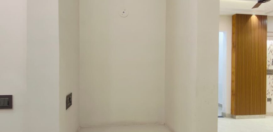 L-Type 4 BHK Flat for Sale in Kiran Garden, Uttam Nagar, Delhi
