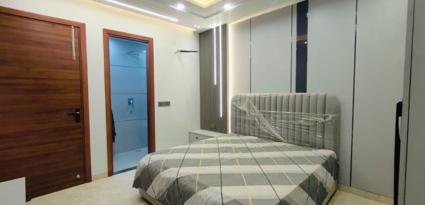 L-Type 4 BHK Flat for Sale in Kiran Garden, Uttam Nagar, Delhi