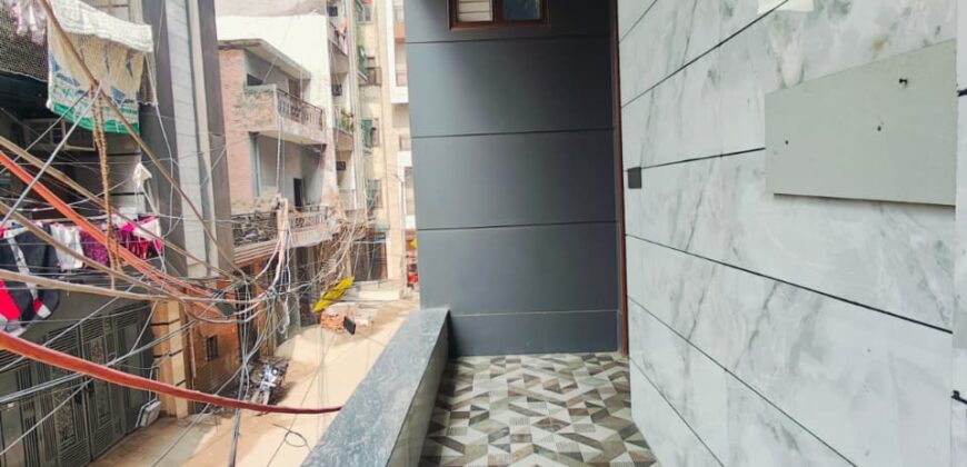 L-Type 4 BHK Flat for Sale in Kiran Garden, Uttam Nagar, Delhi