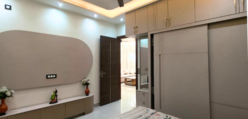 Front Facing 4 BHK Flat Near Gurudwara Road, Mohan Garden, Nawada, Delhi