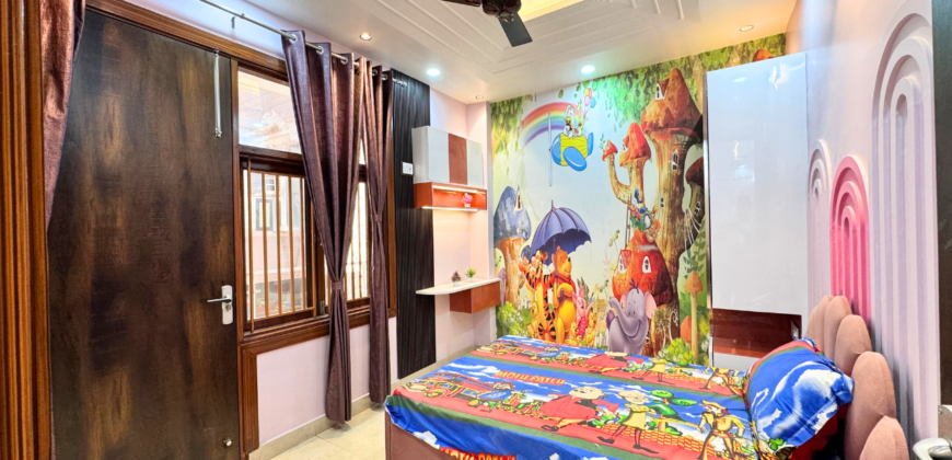 Spacious 3 BHK Flat for Sale in Niranjan Park, Nangli Metro