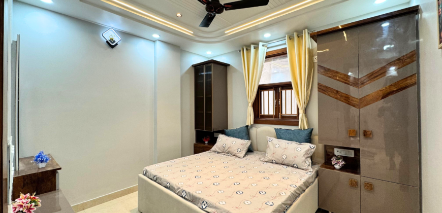 Spacious 3 BHK Flat for Sale in Niranjan Park, Nangli Metro