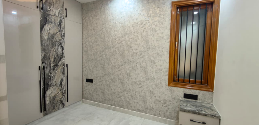 Ready to Move 4 BHK Flat in Bhagwati Extension Dwarka Mor, Delhi