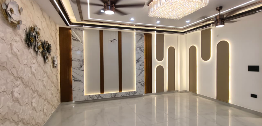 Ready to Move 4 BHK Flat in Bhagwati Extension Dwarka Mor, Delhi