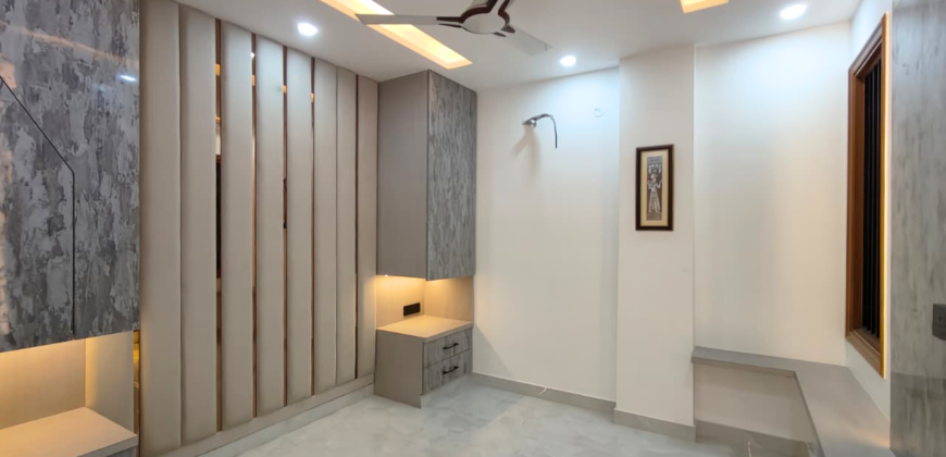 Ready to Move 4 BHK Flat in Bhagwati Extension Dwarka Mor, Delhi