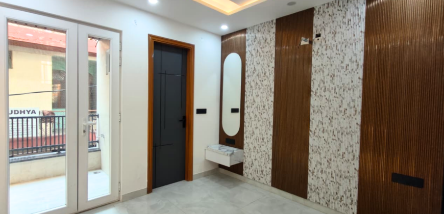 Ready to Move 4 BHK Flat in Bhagwati Extension Dwarka Mor, Delhi