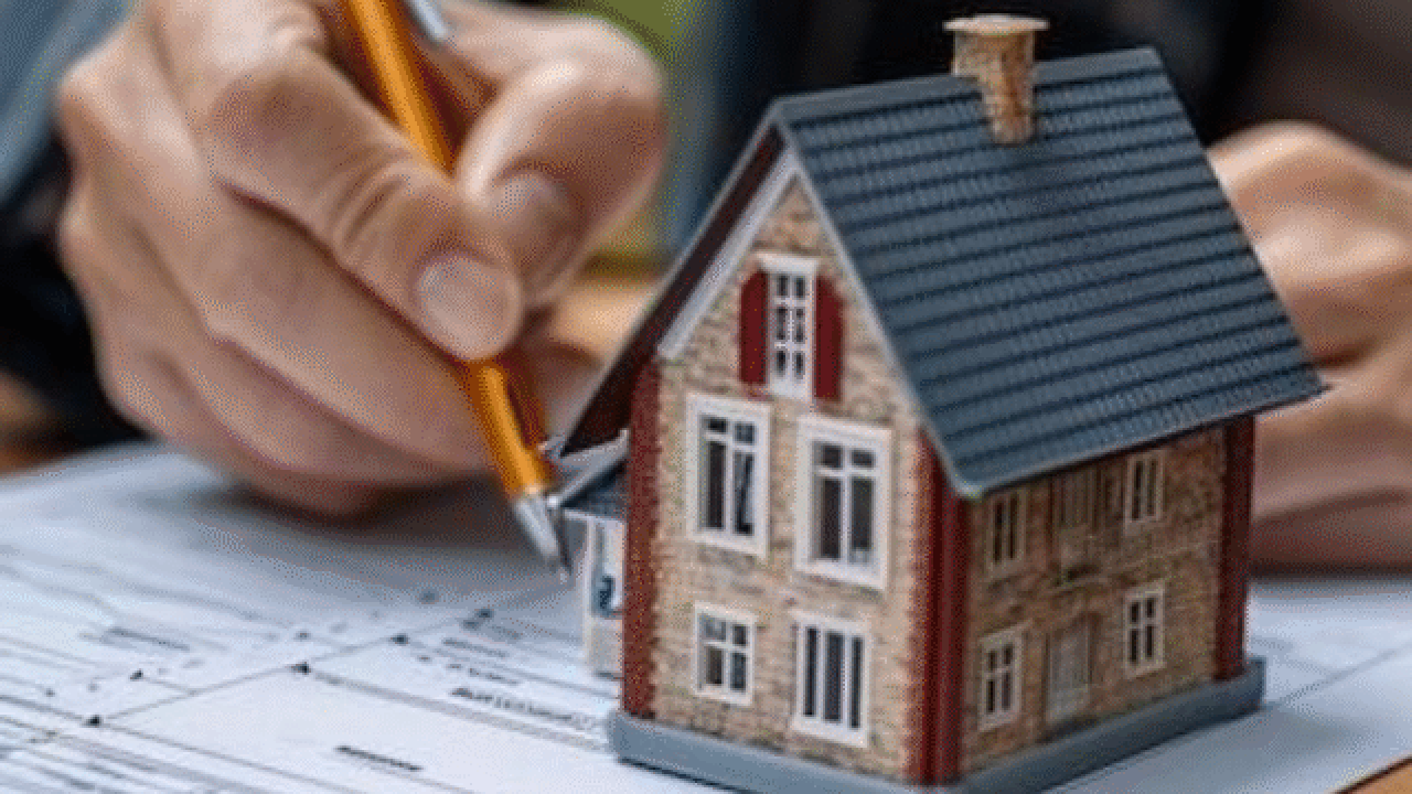 Agent handing house keys to buyer with handshake.